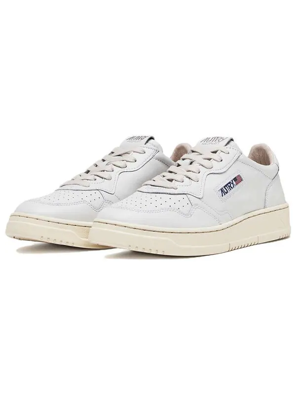 Кроссовки medalist leather low lettering 'we are action people - white' Autry — изображение 3 из 4, белый/черный