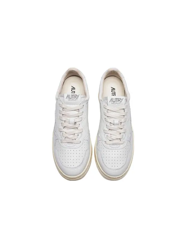 Кроссовки medalist leather low lettering 'we are action people - white' Autry — изображение 4 из 4, белый/черный