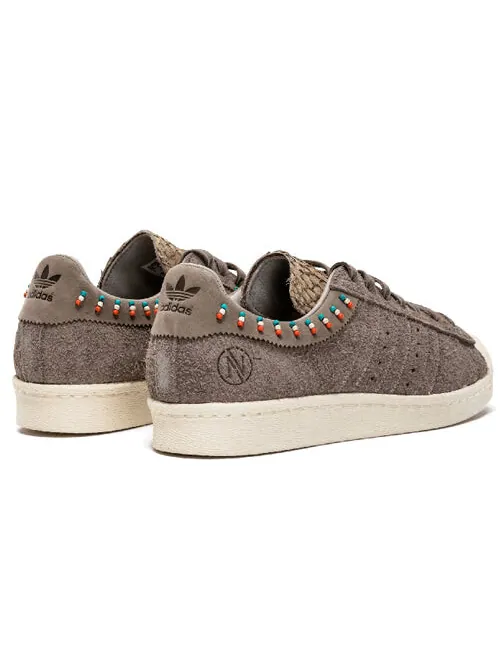 Кроссовки invincible x superstar 90v Adidas — изображение 4 из 4, коричневый