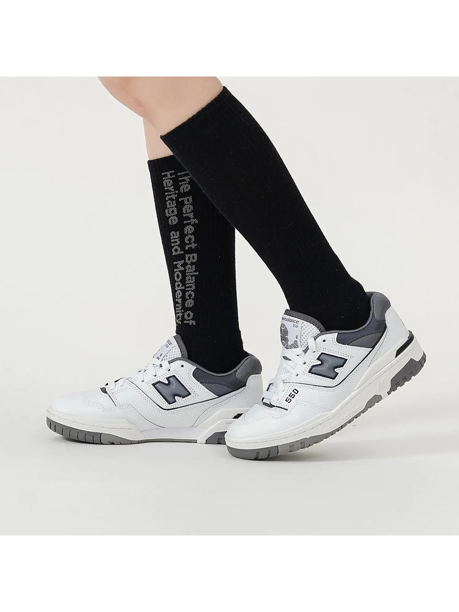 Кроссовки New Balance 550 бело-серые — изображение 5 из 8, белый серый