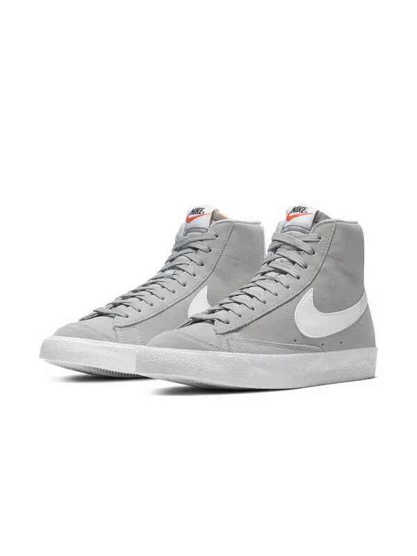 Кроссовки blazer mid '77 suede 'light smoke grey' Nike — изображение 3 из 4, серый/белый