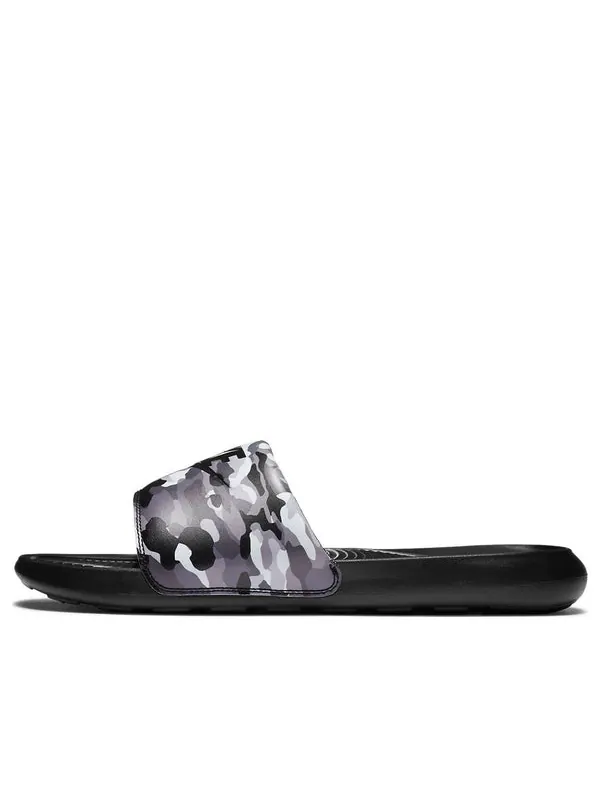 Тапочки victori one printed slide 'camo - black grey' Nike — изображение 1 из 4