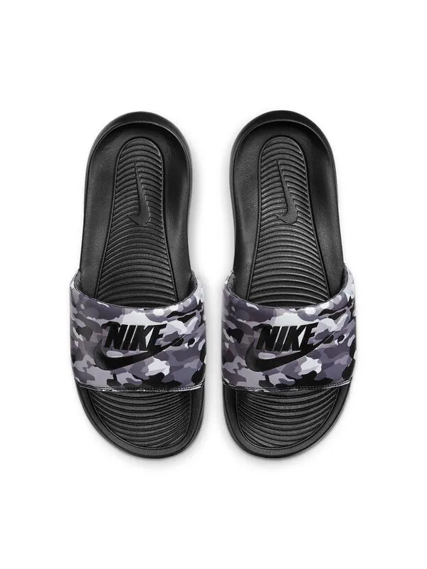 Тапочки victori one printed slide 'camo - black grey' Nike — изображение 3 из 4
