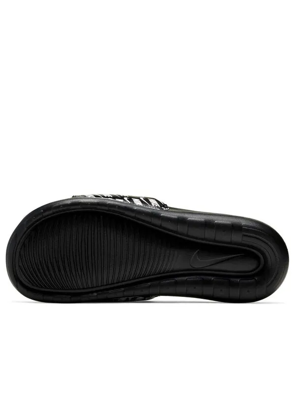 Тапочки victori one slide print 'repeat logo - black' Nike — изображение 2 из 4, черный