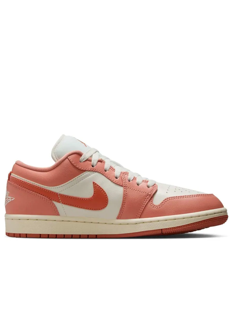Кроссовки (WMNS) Air Jordan 1 Low 'Madder Root' — изображение 2 из 6, бежевый