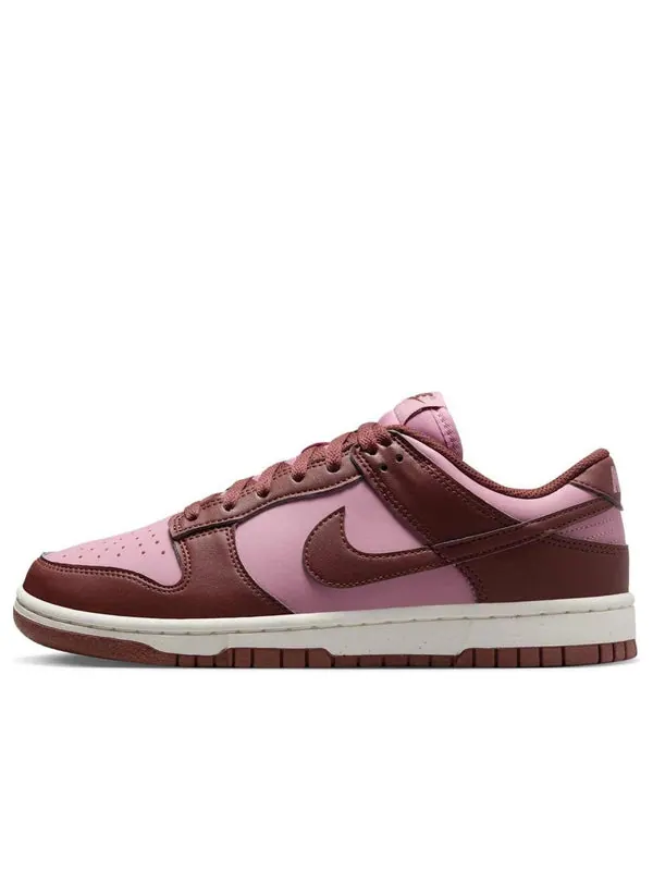Кроссовки dunk low next nature 'dark pony elemental pink' Nike — изображение 1 из 4, белый/розовый/темный