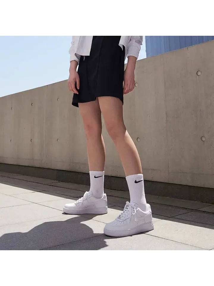 Кроссовки Nike Air Force 1 '07 (женские) белые — изображение 7 из 8