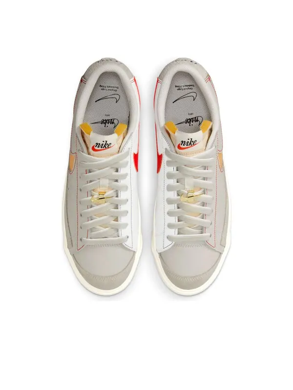 Кроссовки blazer low '77 premium 'first use - light bone' Nike — изображение 4 из 4, серый/красный