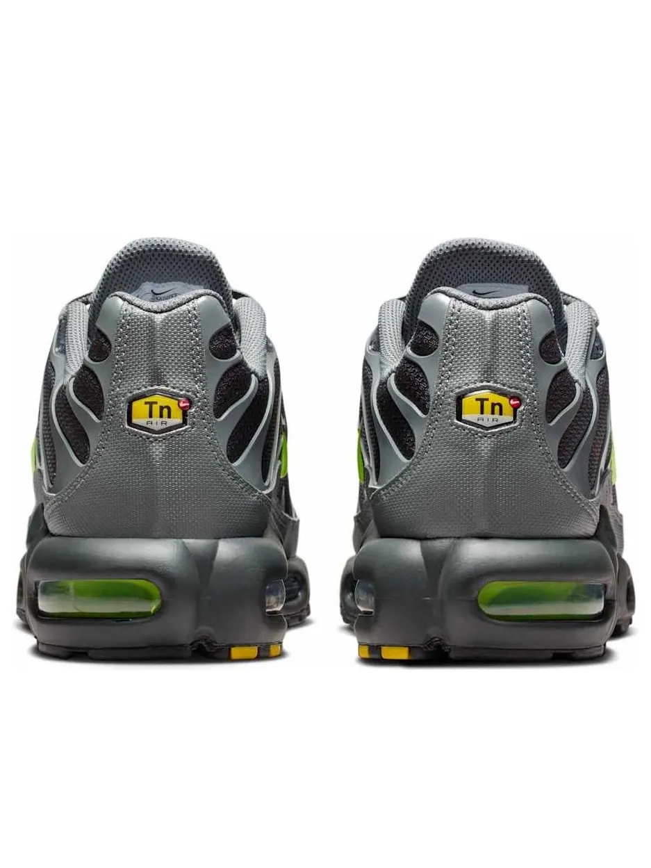 Кроссовки Nike Air Max Plus 'Smoke Grey Volt' — изображение 3 из 6, серый