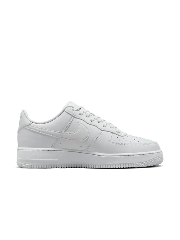 Кроссовки мужские Nike Air force 1 кожаные однотонные — изображение 2 из 4, белый