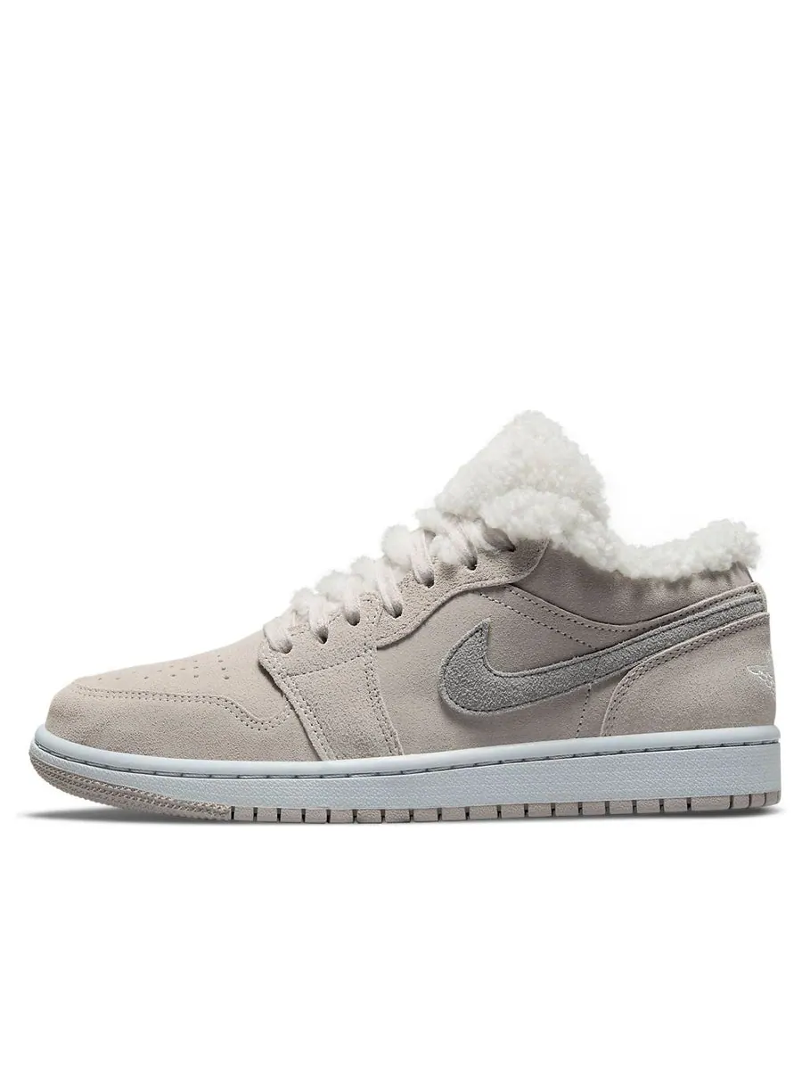 Кроссовки (WMNS) Air Jordan 1 Low SE 'Sherpa Fleece' — изображение 1 из 6, серый