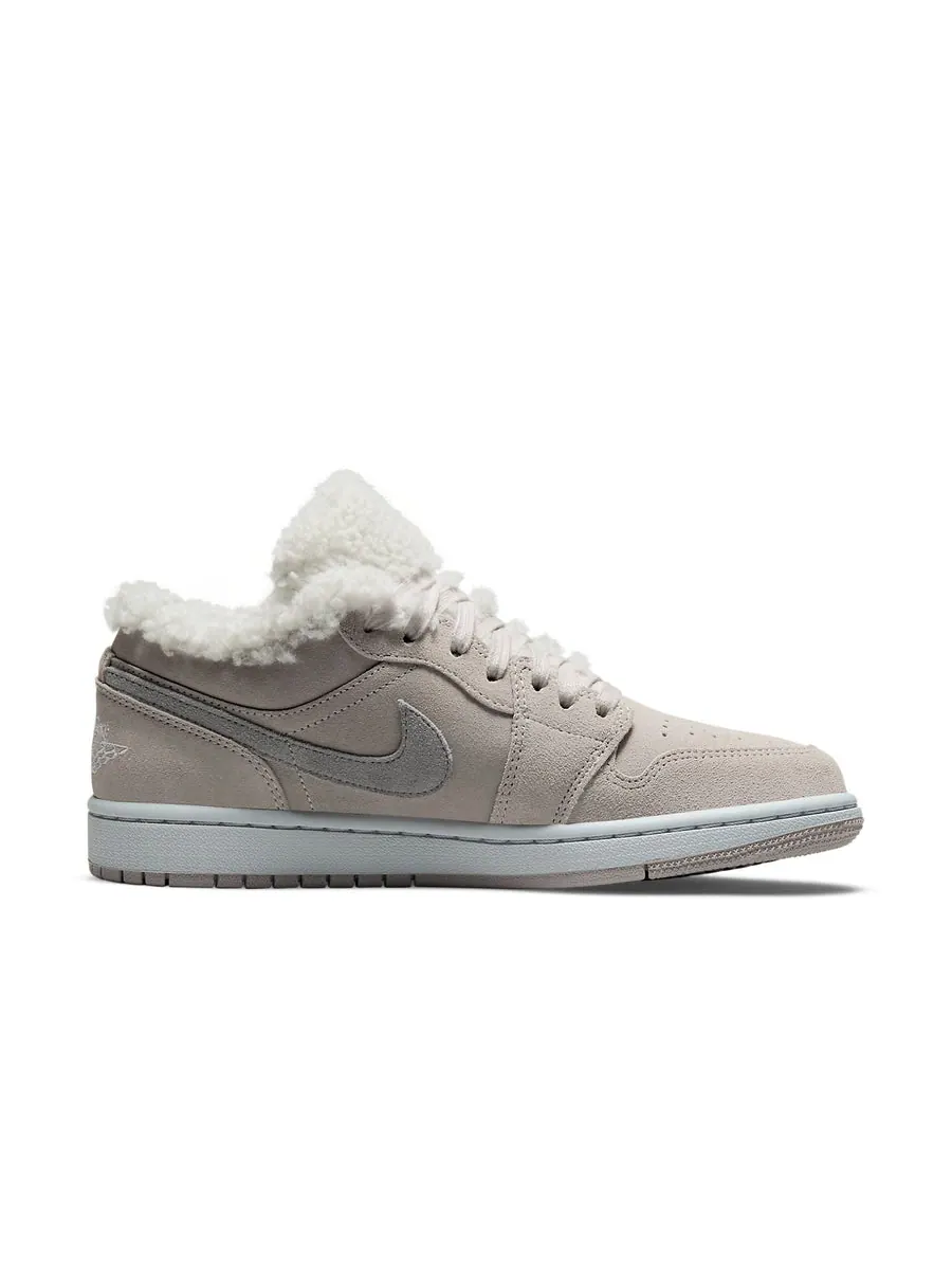Кроссовки (WMNS) Air Jordan 1 Low SE 'Sherpa Fleece' — изображение 2 из 6, серый
