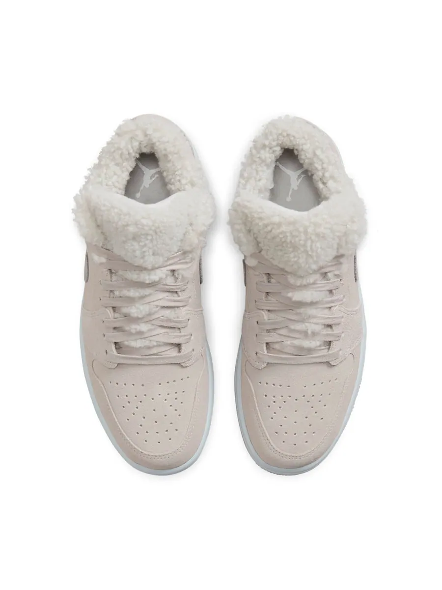 Кроссовки (WMNS) Air Jordan 1 Low SE 'Sherpa Fleece' — изображение 4 из 6, серый