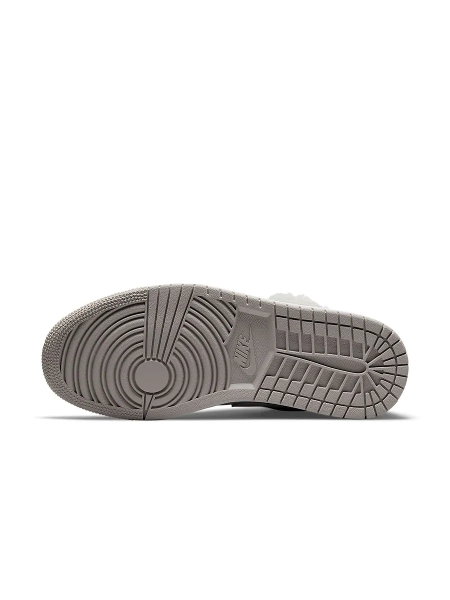 Кроссовки (WMNS) Air Jordan 1 Low SE 'Sherpa Fleece' — изображение 6 из 6, серый