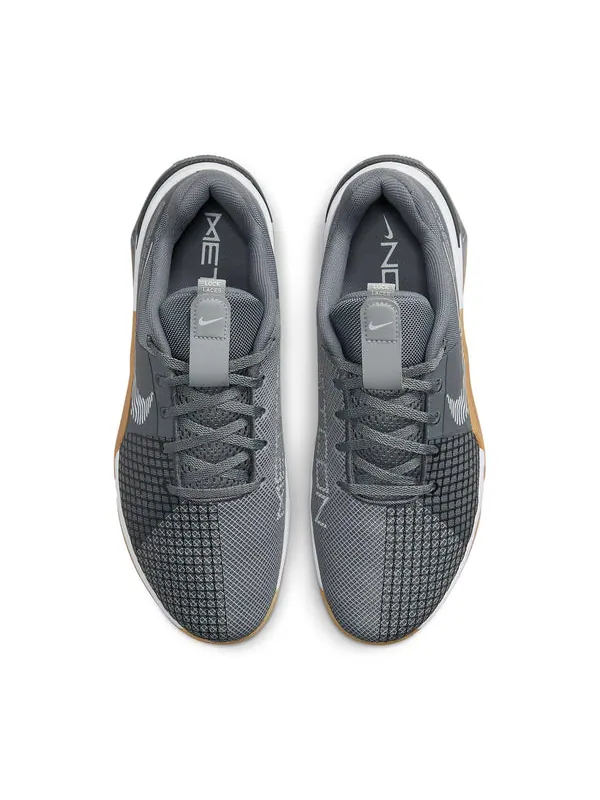 Кроссовки metcon 8 'smoke grey gum' Nike — изображение 4 из 4, серый/белый