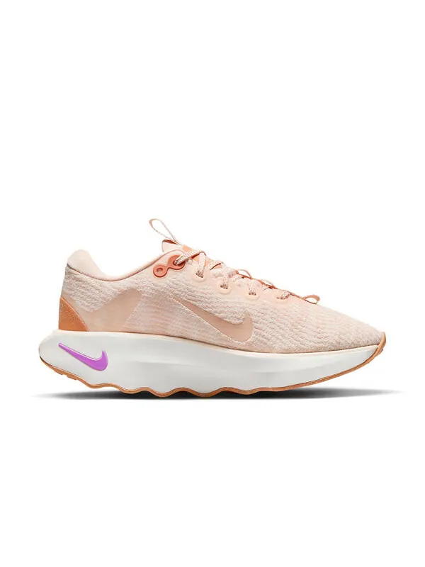 Кроссовки motiva 'guava ice' Nike — изображение 2 из 4, белый
