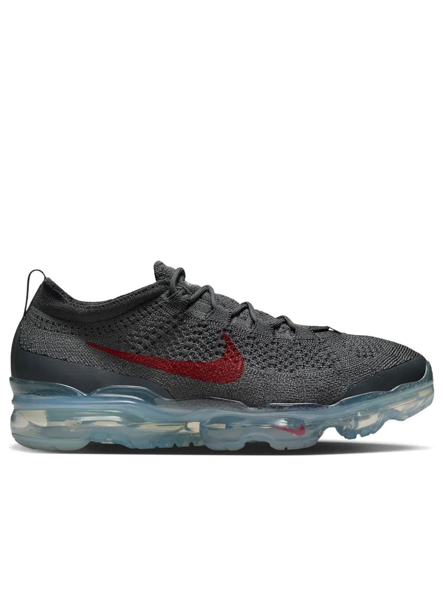 Кроссовки Nike Air VaporMax 2023 Flyknit 'Dark Grey Gym Red' — изображение 2 из 6, серый