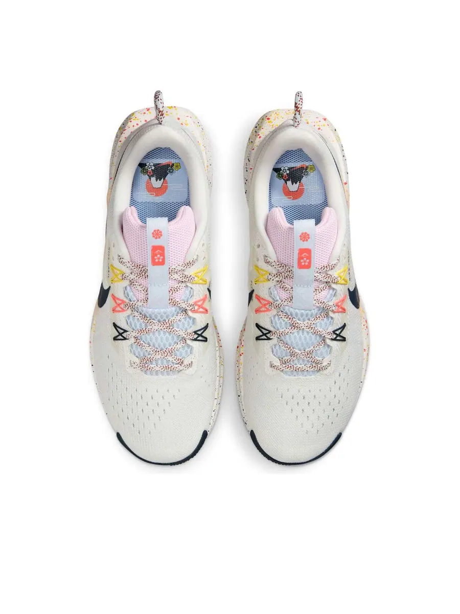 Кроссовки (WMNS) Nike React Pegasus Trail 5 'Summit White Football Grey Pink Foam Armory Navy' — изображение 4 из 6, бежевый