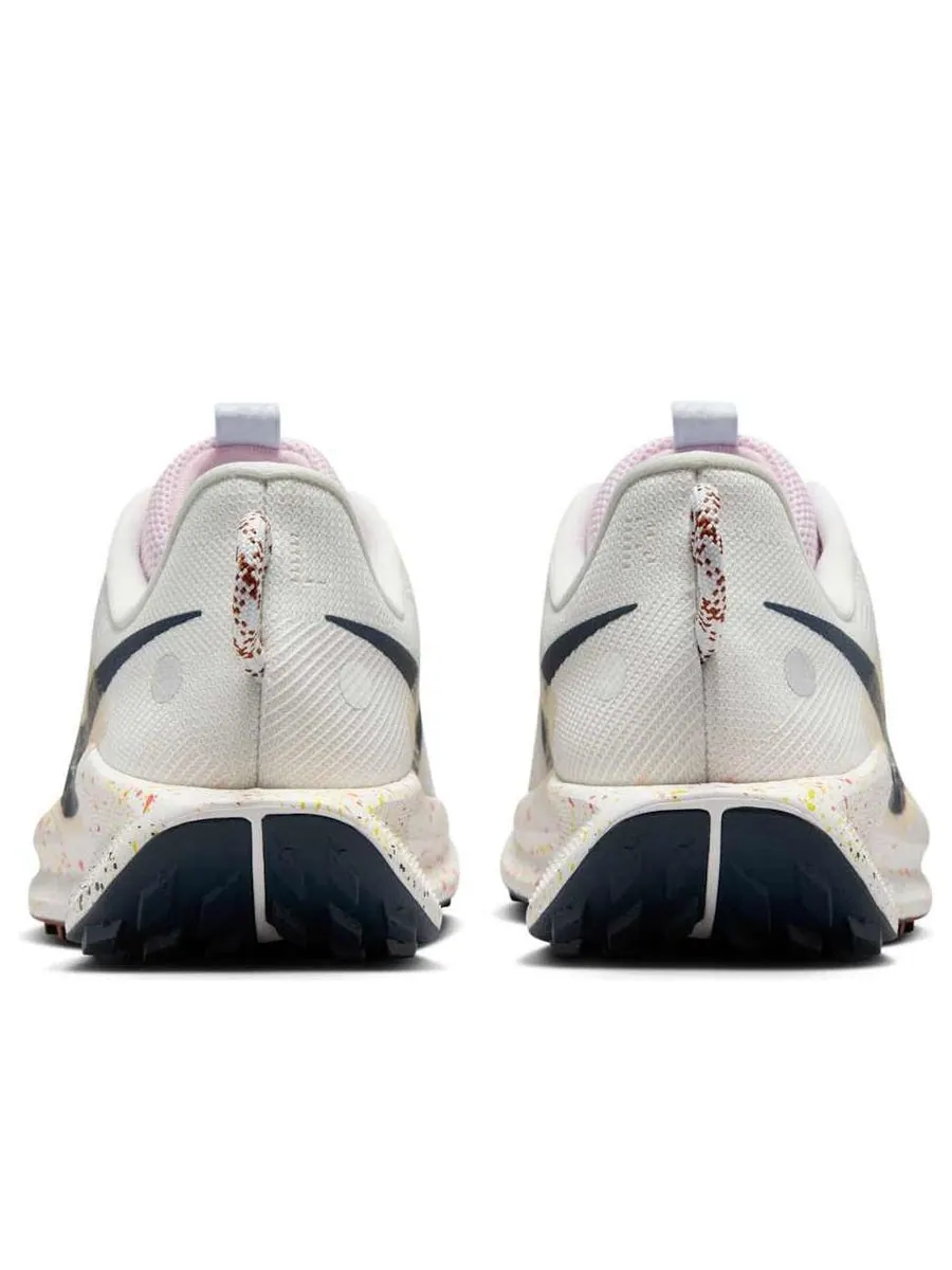 Кроссовки (WMNS) Nike React Pegasus Trail 5 'Summit White Football Grey Pink Foam Armory Navy' — изображение 5 из 6, бежевый