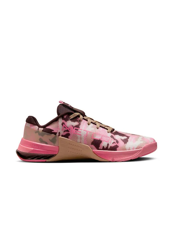 Кроссовки metcon 8 amp 'coral chalk camo' Nike — изображение 2 из 4, серый