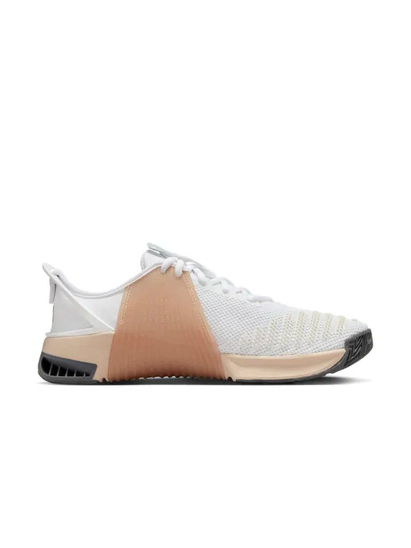 Кроссовки metcon 9 easyon 'white metallic gold sanddrift' Nike — изображение 2 из 4