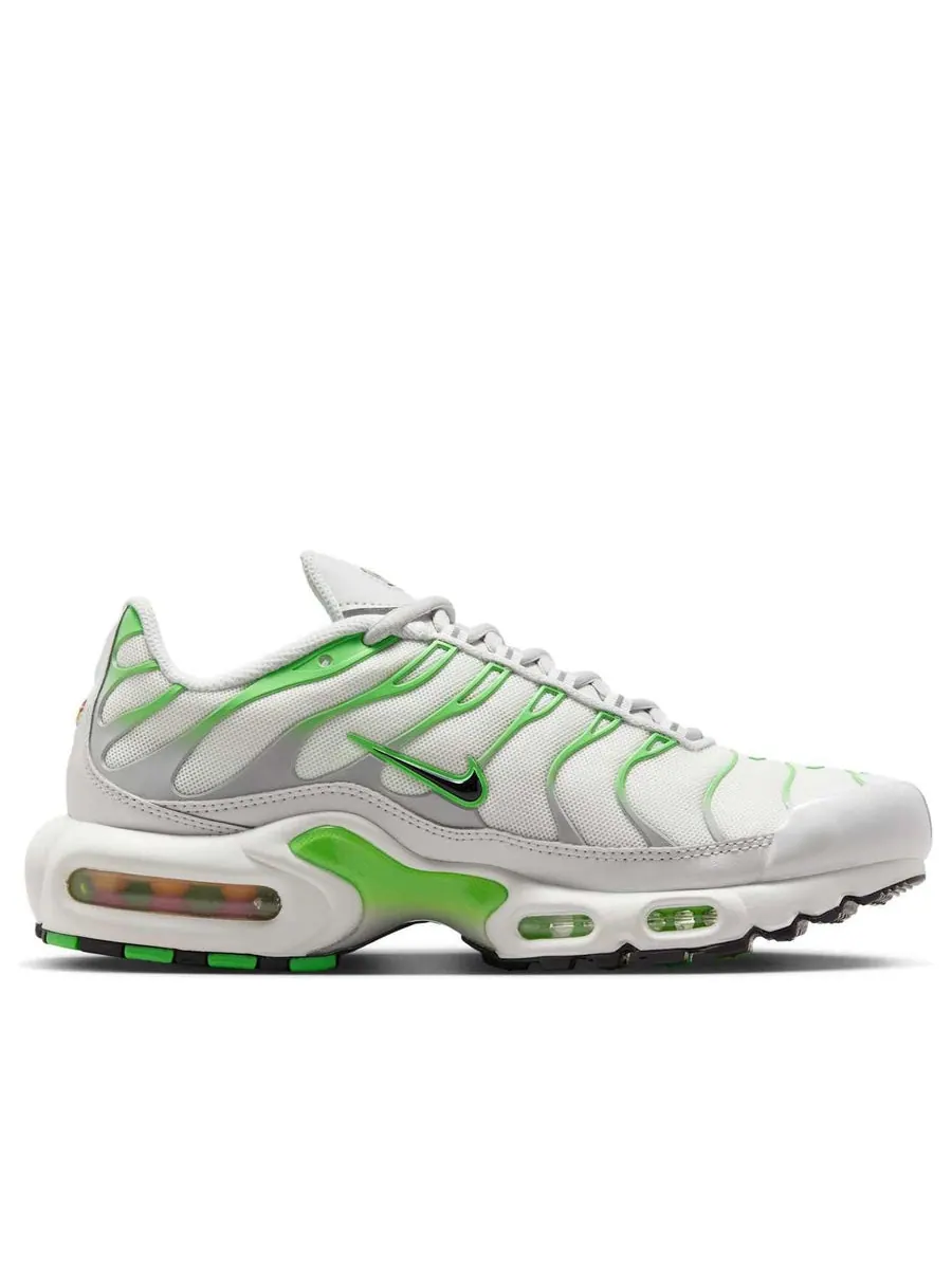 Кроссовки (WMNS) Nike Air Max Plus 'Green Strike' — изображение 2 из 6, серый