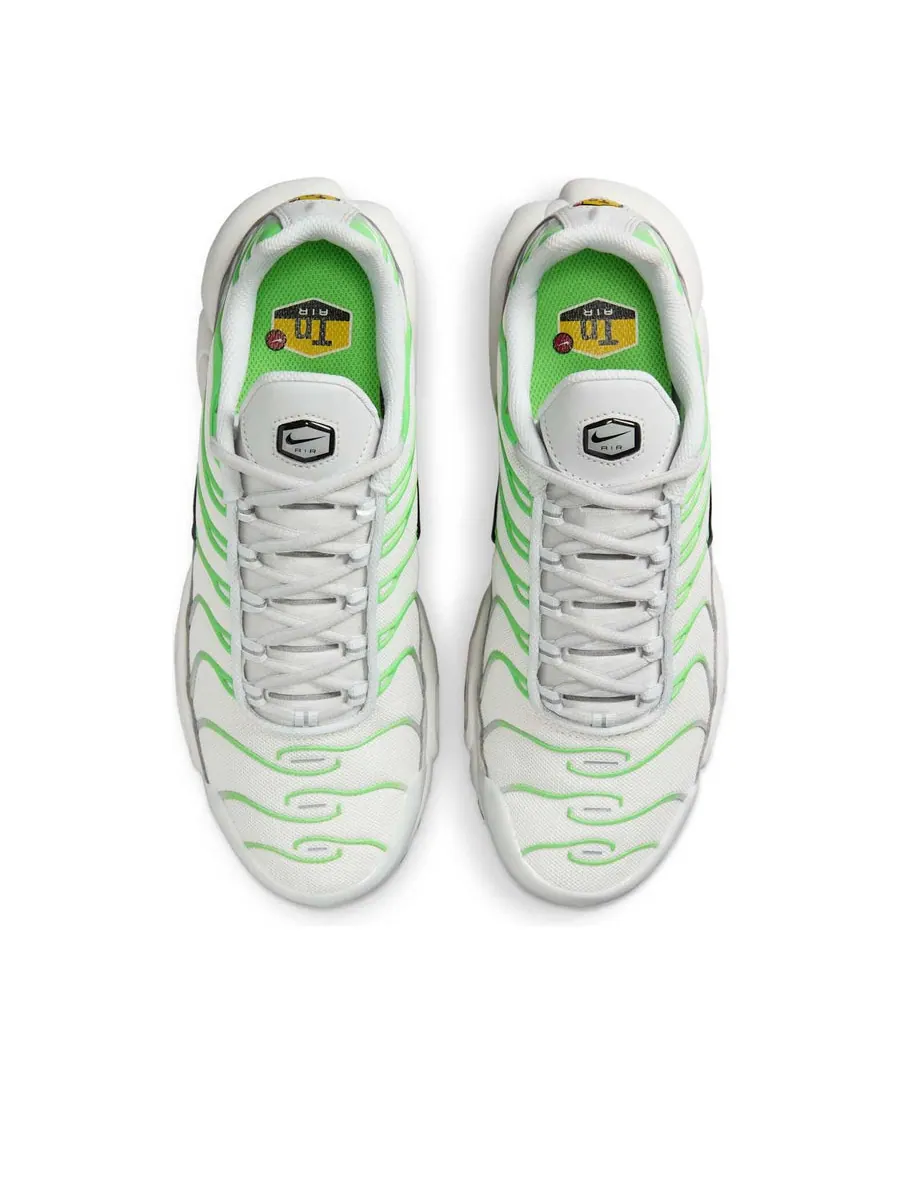 Кроссовки (WMNS) Nike Air Max Plus 'Green Strike' — изображение 4 из 6, серый