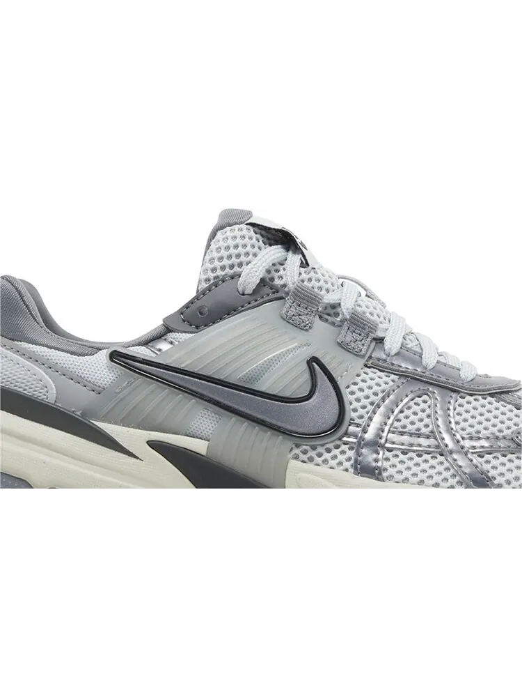 Женские кроссовки Nike Wmns V2K Run 'Pure Platinum Wolf Grey' — изображение 2 из 4, серый