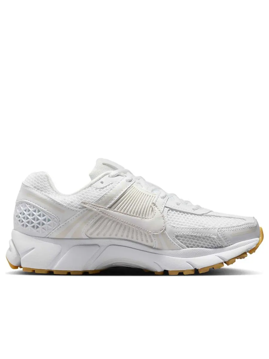 Кроссовки (WMNS) Nike Air Zoom Vomero 5 'White Phantom Gum' — изображение 2 из 6, белый