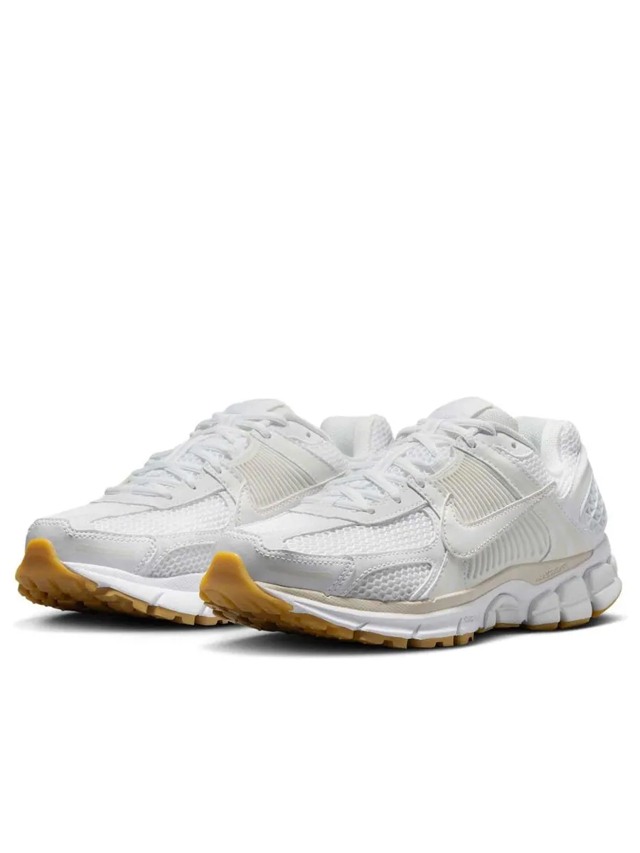 Кроссовки (WMNS) Nike Air Zoom Vomero 5 'White Phantom Gum' — изображение 3 из 6, белый