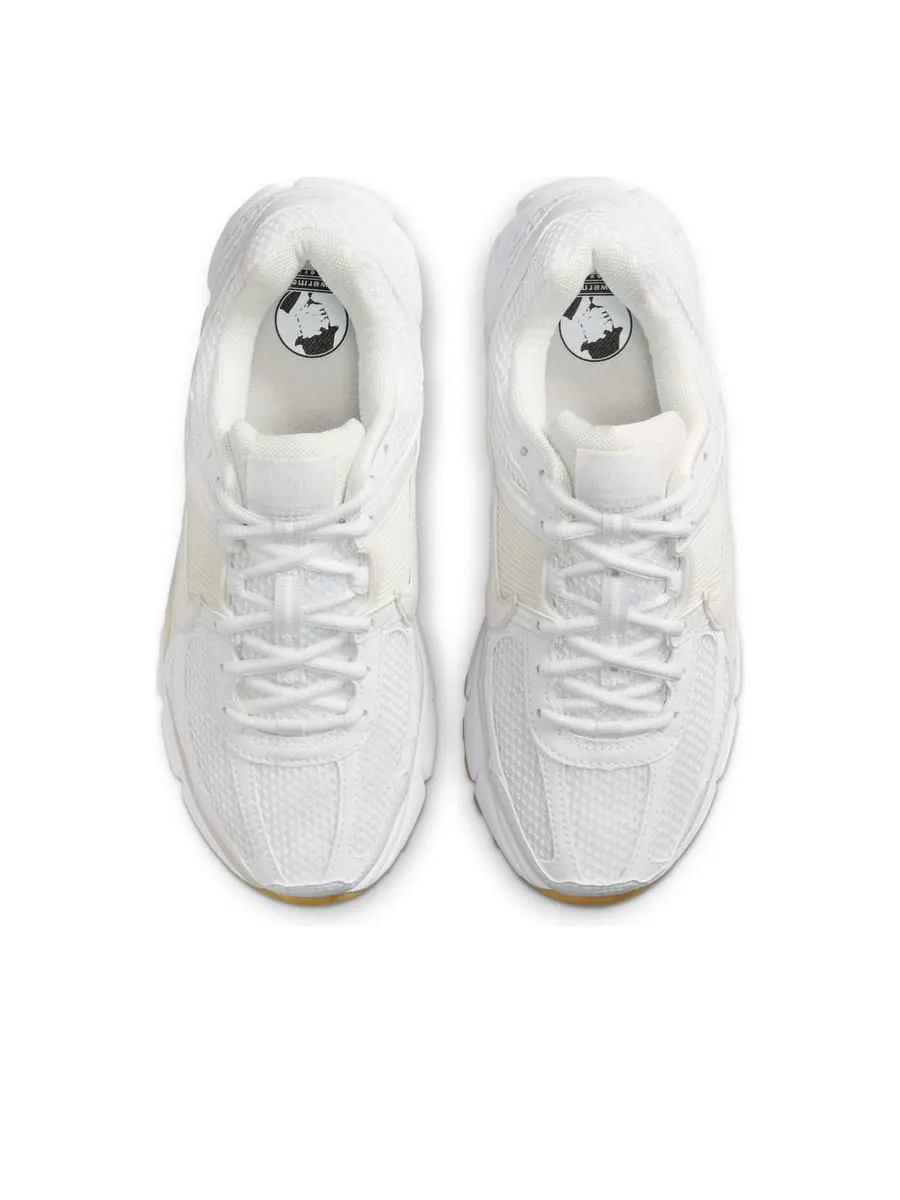 Кроссовки (WMNS) Nike Air Zoom Vomero 5 'White Phantom Gum' — изображение 4 из 6, белый