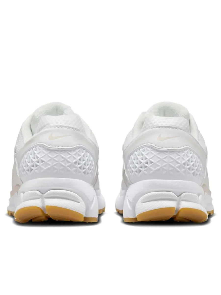 Кроссовки (WMNS) Nike Air Zoom Vomero 5 'White Phantom Gum' — изображение 5 из 6, белый