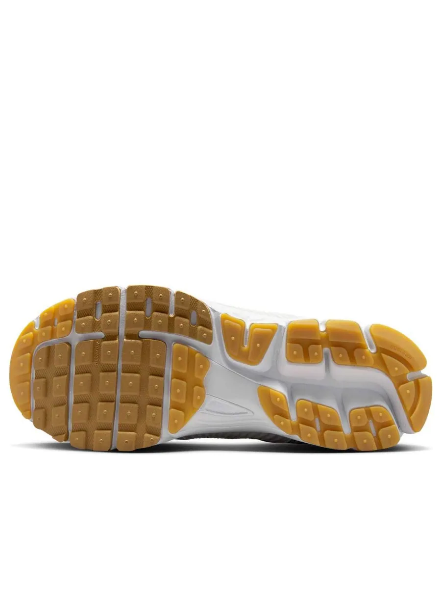 Кроссовки (WMNS) Nike Air Zoom Vomero 5 'White Phantom Gum' — изображение 6 из 6, белый