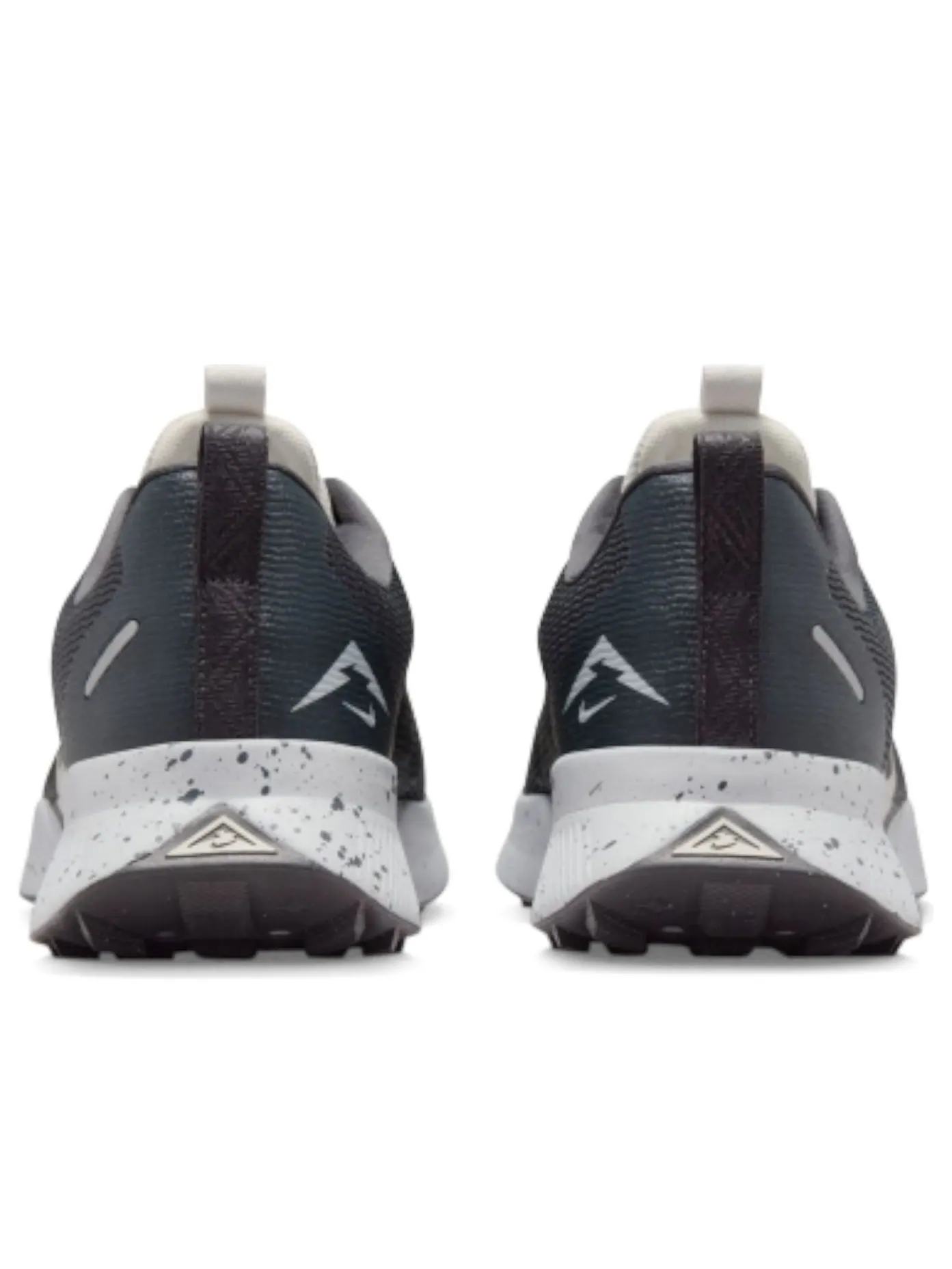 Кроссовки Nike Juniper Trail 3 'Dark Smoke Grey' — изображение 4 из 6, серый