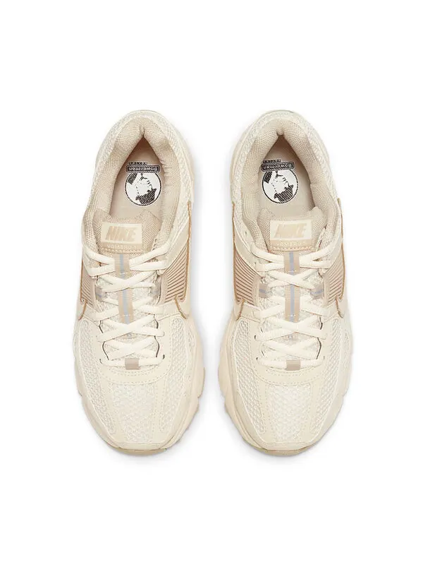 Кроссовки (WMNS) Nike Air Zoom Vomero 5 'Sail Light Orewood Brown' — изображение 3 из 4, светлый коричневый