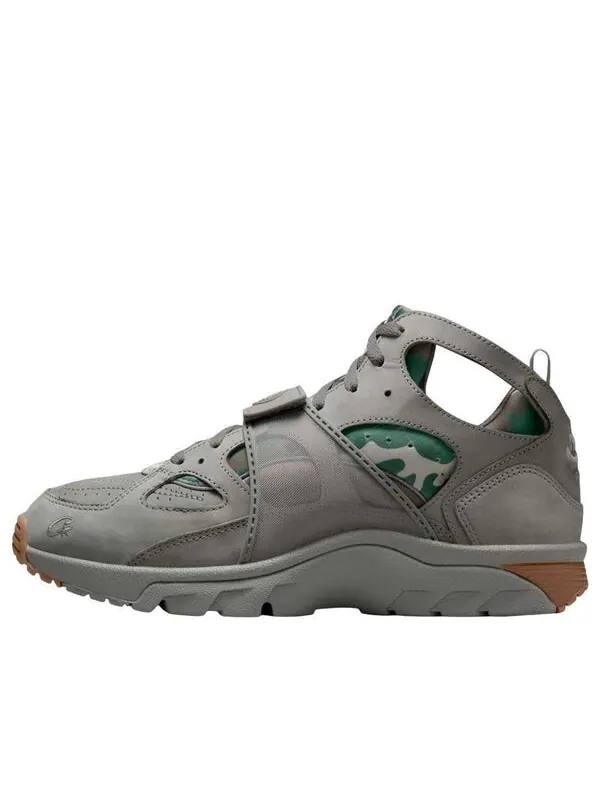 Кроссовки x corteiz air trainer huarache 'flat pewter' Nike — изображение 1 из 4, белый/черный/коричневый