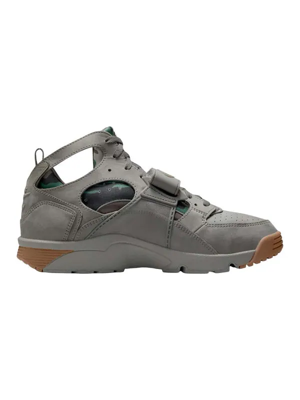 Кроссовки x corteiz air trainer huarache 'flat pewter' Nike — изображение 2 из 4, белый/черный/коричневый