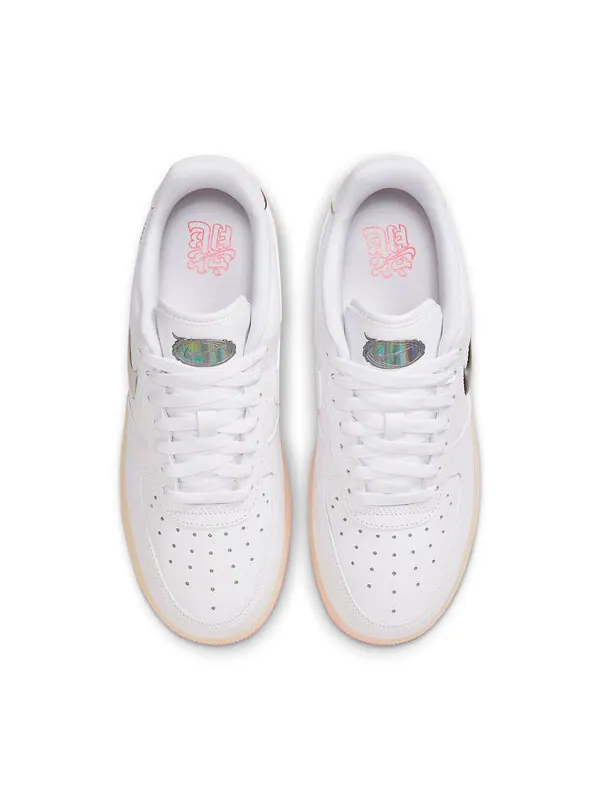 Кроссовки (WMNS) Nike Air Force 1 Low 'Year Of The Dragon' — изображение 4 из 4, белый//бледный/розовый