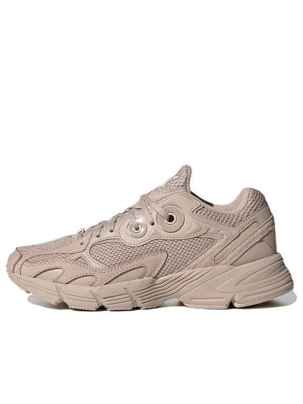 Кроссовки в движении Adidas — изображение 1 из 4, коричневый