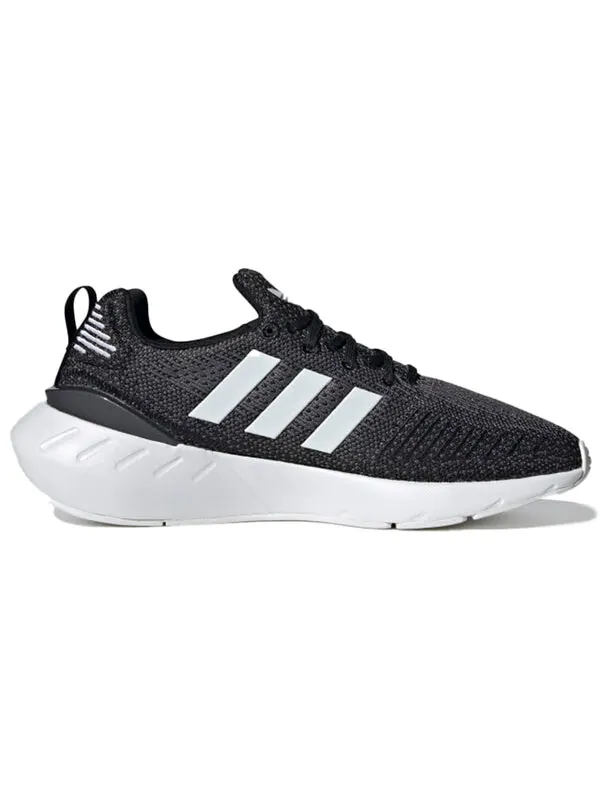 Кроссовки Swift Run 22 Adidas — изображение 2 из 4, черный/белый