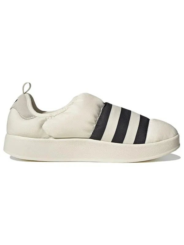 Тапочки puffylette 'off white black' Adidas — изображение 2 из 4, бежевый