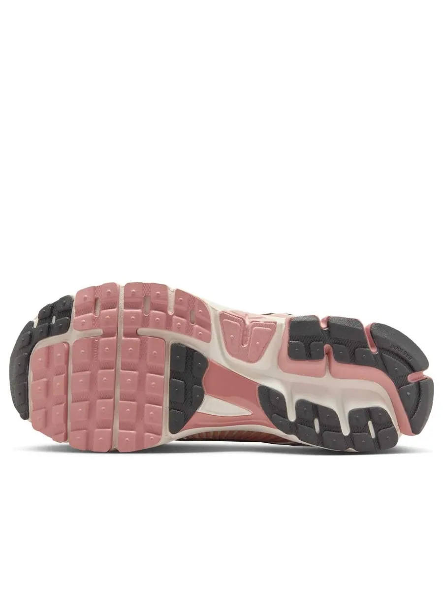 Кроссовки (WMNS) Nike Air Zoom Vomero 5 'Particle Pink' — изображение 6 из 6, бежевый