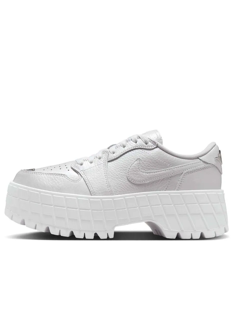 Кроссовки (WMNS) Air Jordan 1 Brooklyn Low 'White Metallic Silver' — изображение 1 из 6, белый