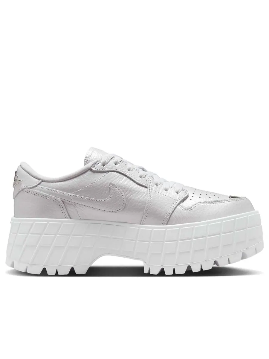 Кроссовки (WMNS) Air Jordan 1 Brooklyn Low 'White Metallic Silver' — изображение 2 из 6, белый