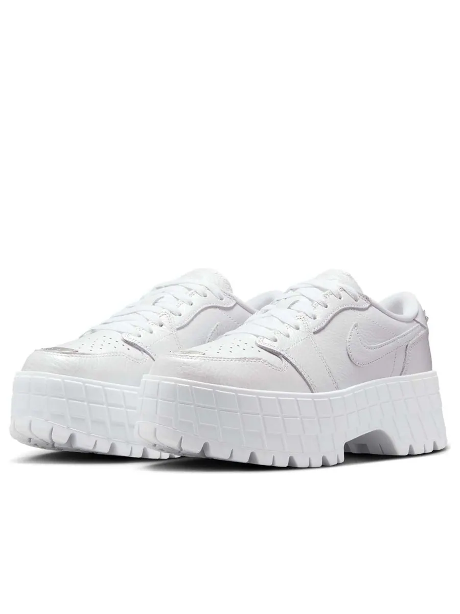 Кроссовки (WMNS) Air Jordan 1 Brooklyn Low 'White Metallic Silver' — изображение 3 из 6, белый