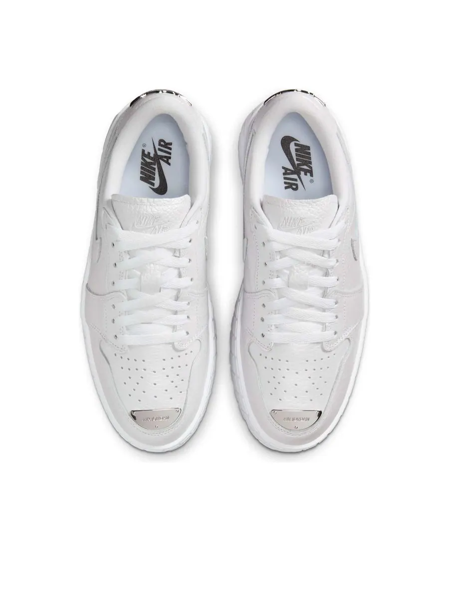 Кроссовки (WMNS) Air Jordan 1 Brooklyn Low 'White Metallic Silver' — изображение 4 из 6, белый