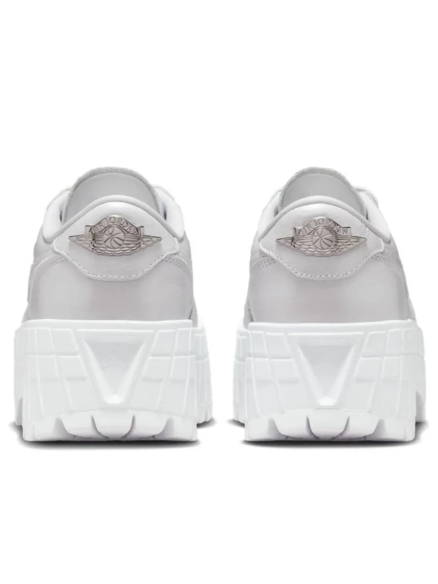 Кроссовки (WMNS) Air Jordan 1 Brooklyn Low 'White Metallic Silver' — изображение 5 из 6, белый