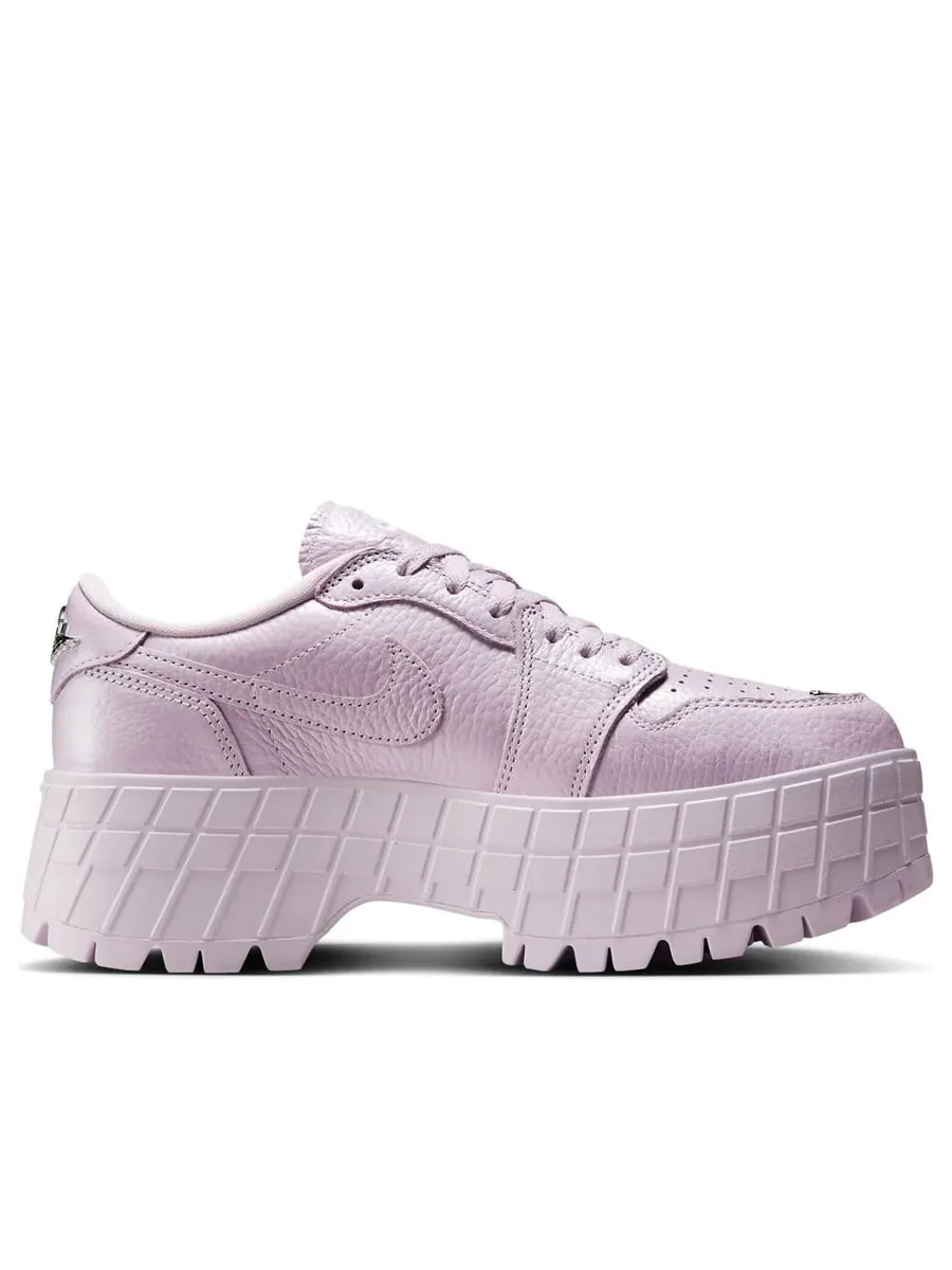 Кроссовки (WMNS) Air Jordan 1 Brooklyn Low 'Doll Metallic Silver' — изображение 2 из 6, фиолетовый