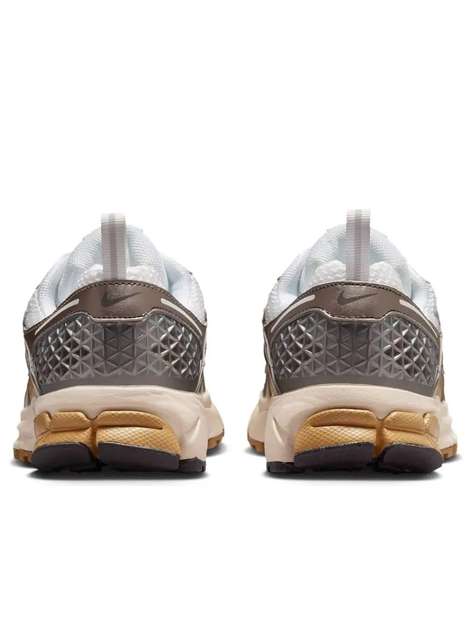 Кроссовки (GS) Nike Air Zoom Vomero 5 'Metallic Pewter Parachute Beige' — изображение 3 из 6, золото