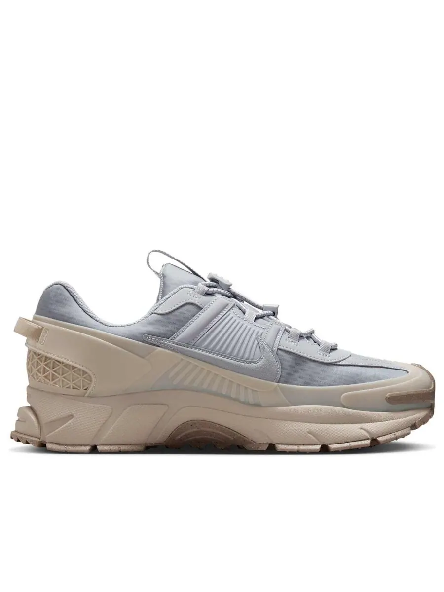 Кроссовки Nike Air Zoom Vomero Roam 'Wolf Grey Sand Drift' — изображение 2 из 6, серый